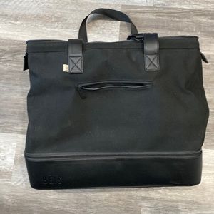 Beis weekender bag in black